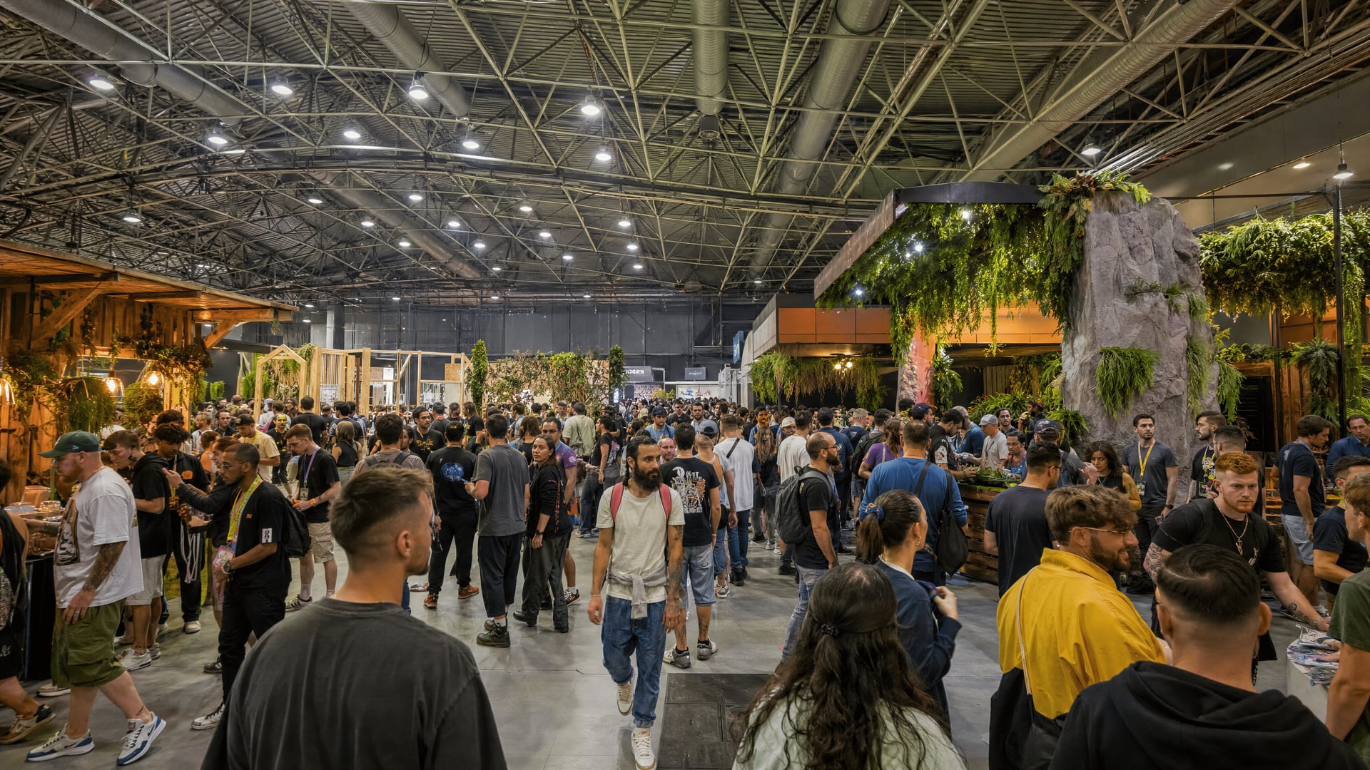 Wide trade hall at the Bilbao Exhibition Centre with visitors walking between Spannabis stands.