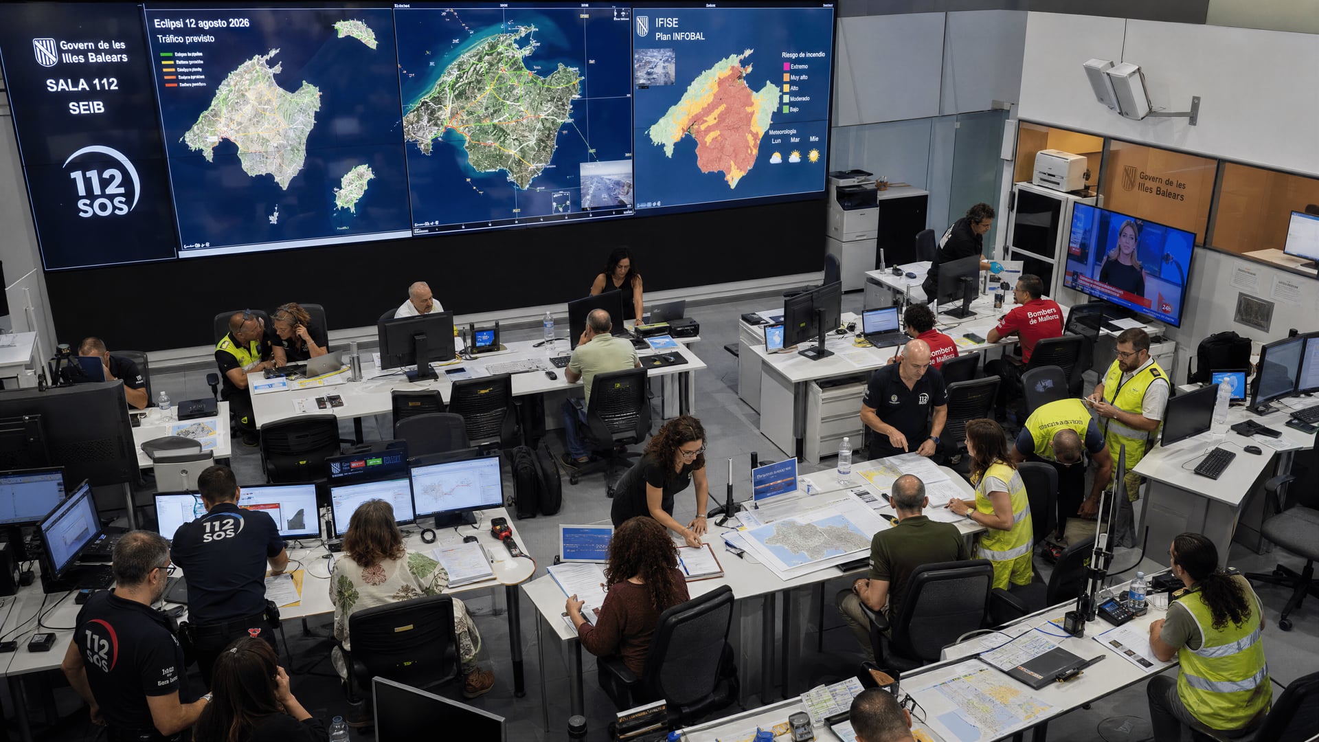 Emergency coordination room displaying Balearic eclipse traffic and wildfire plans